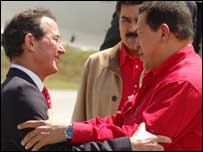 O presidente da Colômbia, Álvaro Uribe, e o do presidente da Venezuela, Hugo Chávez (foto: Gabriel Cruz, chancelaria colombiana )