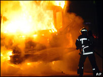 Cerca de dez mil veículos foram queimados durante os distúrbios na França