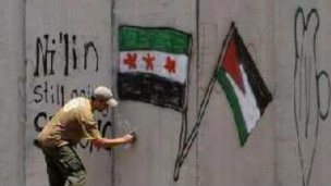 پرچم مخالفان سوریه و پرچم فلسطین در یرموک