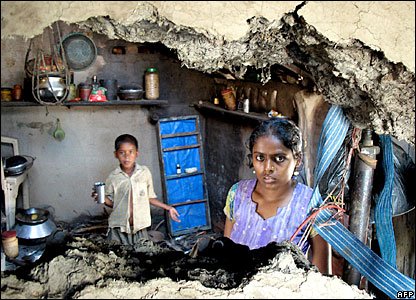  Một phụ nữ Nepal kiểm tra tình hình thiệt hại tại nhà ở phía nam Kathmandu.