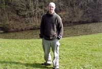 Spencer Smith yn sefyll lle tybia'r oedd porth Sycharth