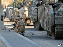 سرباز بریتانیایی پس از انفجار در مسیر ستون زرهی - تصویر آرشیو 22 ژوئن