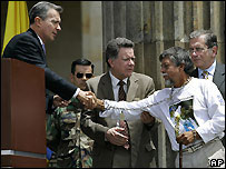 O presidente da Colômbia, Álvaro Uribe, e Gustavo Moncayo