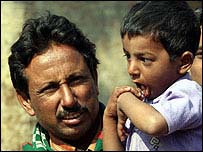 एज़ाज़ आलम के साथ उनका बेटा सद्दाम हुसैन