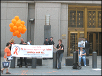 Băng rôn với dòng chữ 'Công lý cho nạn nhân tác nhân cam Việt Nam' trước cửa tòa ở New York hôm 18/6/2007