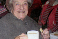 Megan Evans yn mwynhau paned o goffi