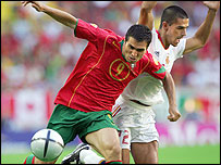 Pedro Miguel Pauleta defende a bola do espanhol Juanito Gutierrez 