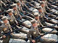 Lính Bắc Hàn diễu binh