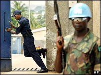 Mahkeme dışında askerler