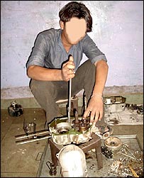 मोटर पंप पर काम करते एक मैकेनिक जिनकी पहचान छिपाई गई है