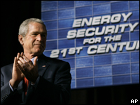 Bush aplaude os esforços do Congresso na aprovação da lei de energia, durante uma cerimônia em na Base Aérea de Kirtland, em Albuquerque, no Novo México