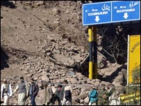 नियंत्रण रेखा पार करते लोग