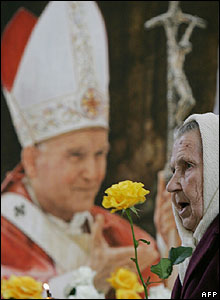 Warga Katholik sedunia, seperti di ibukota Belarus, Minsk, menggelar misa khusus untuk menandai ulangtahun pertama kematian Paus Johannes Paulus II.