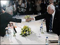 Mahmúd Abbás a Ariel Šaron