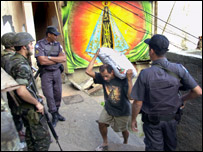 Polícia do Rio atua em conjunto com o Exército em algumas áreas