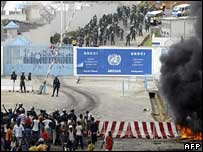 Manifestação diante do edifício da ONU em Abidjan