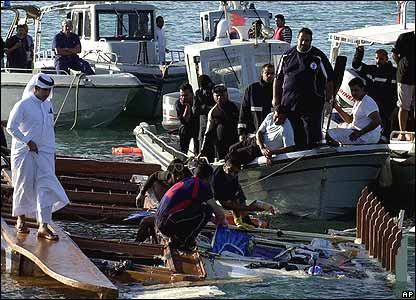 Selepas fajar, tim penolong bisa memeriksa reruntuhan kapal secara lebih jelas.