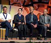 Phillip Nichol, o Gaerdydd, enillydd y Fedal Aur Celfyddyd Gain ynghyd ag enillwyr y Fedal Aur Crefft a Dylunio a'r Fedal Aur mewn Pensaern&iuml;aeth