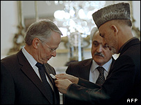 تام کونیگز، در حال دریافت مدال از سوی حامد کرزی