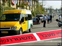 Policiais inspecionam microônibus em Israel onde passageiros foram esfaqueados