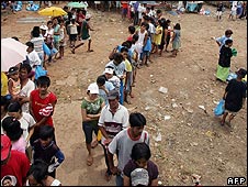 Nhiều người xếp hàng mua gạo rẻ ở Manila