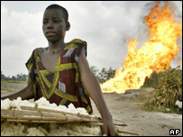 Nigeriano perto de instalação petrolífera em chamas