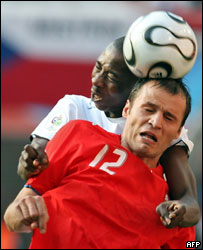 加纳球员与捷克球员拼抢