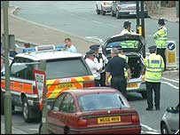 Polis şüpheli bir otomobilde arama yapıyor (fotograf: Andrew Lim)