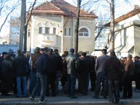 Aglomeraţie în faţa Consulatului României din Chişinău