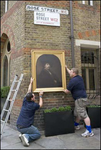 Reprodução de auto-retrato de Rembrandt em rua do centro de Londres