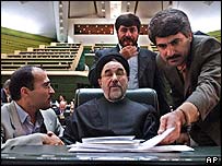 Íránský prezident Mohammed Chátamí s poslanci v parlamentu