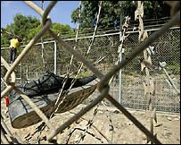 حصار خاردار و کفش به جا مانده 