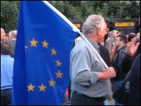 AB bayrağı taşıyan Kıbrıslı bir Rum