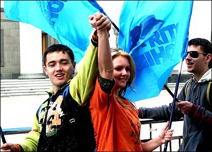 Підлітки з символами партії Регіонів поблизу Ради