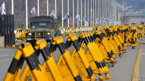 韓國坡州通往朝鮮公路豎起長長的路障（10/4/2013）