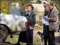 Переносна урна для голосування в бідному районі Каджорі неподалік Тбілісі 