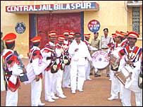 जेल के बाहर बैंड पार्टी