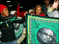 Các ủng hộ viên của ông Zuma thức trong đêm chờ đợi phán quyết của tòa