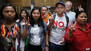 香港菲律賓佣工代表在高等法院宣判後展示勝利手勢（30/9/2011）