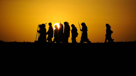 Delwedd o'r gyfres - pobl gynoesol ar daith