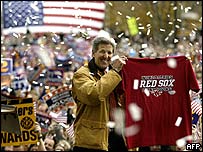 Kerry New Hampshire'da bir seçim mitinginde