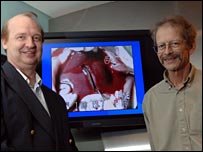 دکتر روتلج اليس - بنک (چپ) همراه يک محقق ديگر