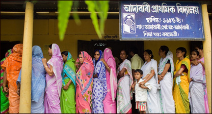 एक मतदान केंद्र पर मतदाता