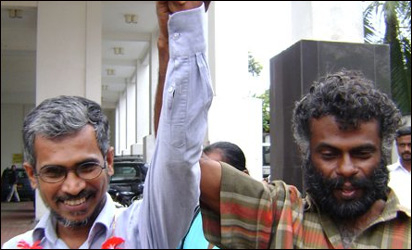 Chandana Sirimalwatta in front of Gangodawila magistrate court after the release (photo: Lanka Truth)