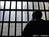 A versão preliminar de um relatório da ONU, divulgada nesta sexta-feira pelo Comitê das Nações Unidas contra Tortura, em Genebra, aponta que a prática da tortura é comum e sistemática nas cadeias brasileiras e que os presos negros correm mais riscos de serem torturados. 