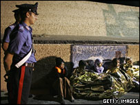 Policiais na Itália com imigrantes ilegais (arquivo)