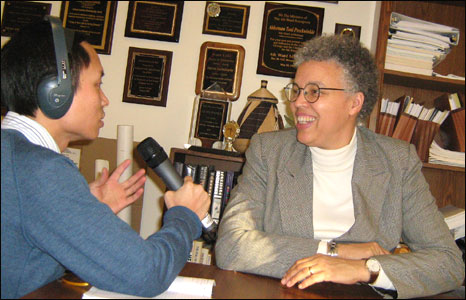 Nguyễn Hùng phỏng vấn bà Toni Preckwinkle - ảnh Trần Đông Đức chụp