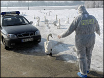 policial com roupas de proteção no rio Vistula