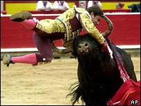 Um toureiro é atingido por um touro