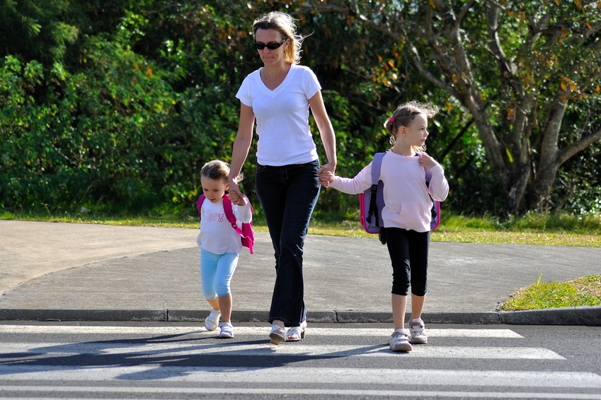 mum taking children to school @ Prod. Numerik - fotolia.com